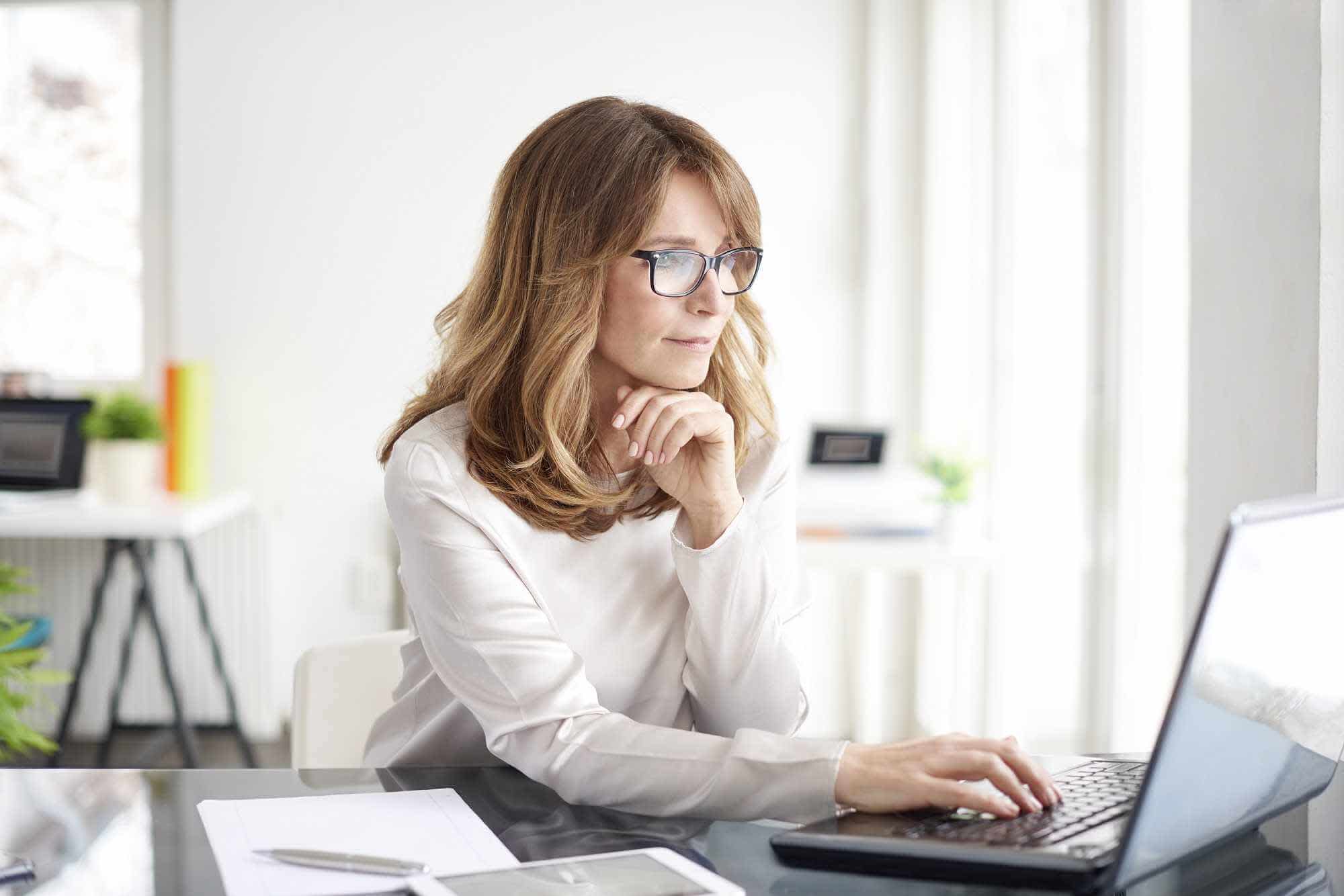 Woman on laptop being prescribed antibiotics for a UTI virtually